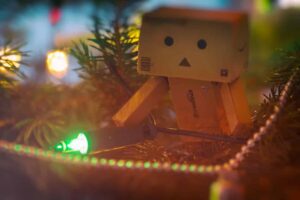 Danbo Mini machte den Weihnachtsbaum unsicher